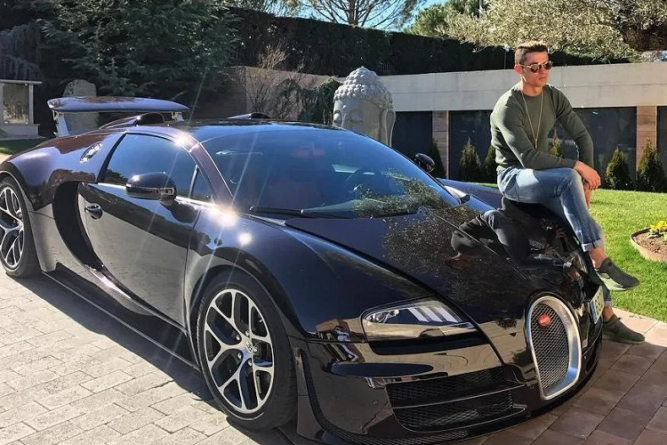Bugatti Veyron Grand Sport Vitesse (2,2 triệu USD): Không quá nếu nói Ronaldo là tín đồ của Bugatti. Mẫu Bugatti đầu tiên trong bộ sưu tập của ngôi sao này là chiếc Veyron Grand Sport Vitesse. Bugatti sản xuất tổng cộng 450 chiếc Veyron, chia cho tất cả phiên bản. Phiên bản mà Ronaldo sở hữu chỉ có 92 chiếc được sản xuất. Ảnh: The Sun.