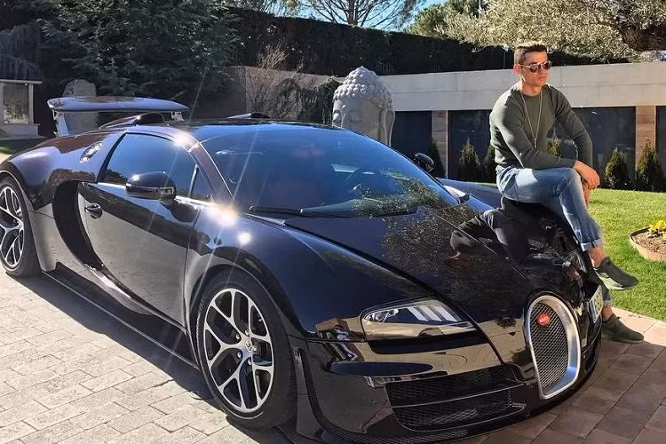Bugatti Veyron Grand Sport Vitesse (2,2 triệu USD): Không quá nếu nói Ronaldo là tín đồ của Bugatti. Mẫu Bugatti đầu tiên trong bộ sưu tập của ngôi sao này là chiếc Veyron Grand Sport Vitesse. Bugatti sản xuất tổng cộng 450 chiếc Veyron, chia cho tất cả phiên bản. Phiên bản mà Ronaldo sở hữu chỉ có 92 chiếc được sản xuất. Ảnh: The Sun.