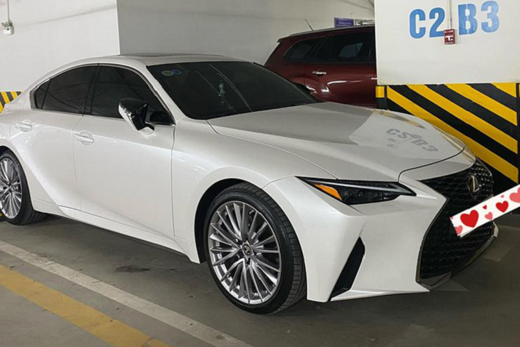 Theo tìm hiểu, giá xe Lexus IS 300 Luxury 2021 lăn bánh rơi vào khoảng 2,85 tỷ đồng tại Hà Nội, chưa đi kèm các chi phí khác như bảo hiểm hay đồ chơi phụ kiện. Tạm tính, lăn bánh 700km, chủ xe này đã chịu “lỗ” hơn 200 triệu đồng vào chi phí lăn bánh. Tuy nhiên, việc tìm được người mua không phải dễ dàng, vì IS 2021 có giá khá cao trong phân khúc.