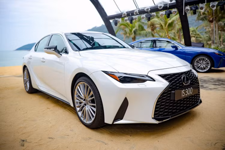 Lexus IS 2021 chạy “lướt” là lựa chọn dành cho người mua xe có chi phí mua rộng rãi, muốn tiết kiệm một phần chi phí lăn bánh. So với các lựa chọn khác như Mercedes-Benz C-Class hay BMW 3 Series, thì chơi dòng IS 2021 ít “đụng hàng” hơn.