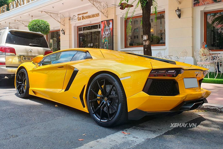 Về thiết kế, Lamborghini Aventador được lấy cảm hứng từ những mẫu máy bay chiến đấu tàng hình của không quân Mỹ, đặc biệt từ hai chiếc F-117A Nighthawk và F-22 Raptor.