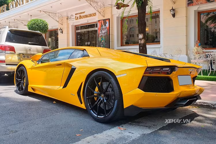 Về thiết kế, Lamborghini Aventador được lấy cảm hứng từ những mẫu máy bay chiến đấu tàng hình của không quân Mỹ, đặc biệt từ hai chiếc F-117A Nighthawk và F-22 Raptor.