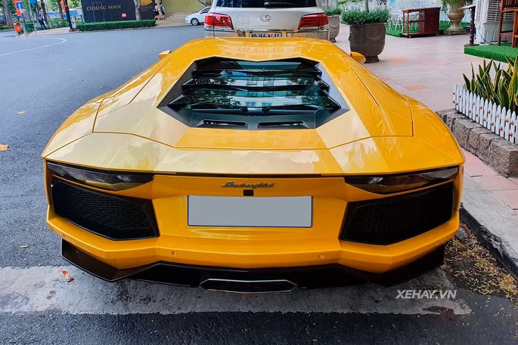 Siêu xe Lamborghini Aventador có thể được xem là thành công nhất khi có mặt tại thị trường Việt Nam khi số lượng xe lăn bánh trong nước đã lên tới trên 22 chiếc. Trong đó, bao gồm đầy đủ 7 phiên bản khác nhau như LP700-4 Coupe/Roadster, LP750-4 SV Coupe/Roadster, SVJ Coupe/Roadster và S Coupe.