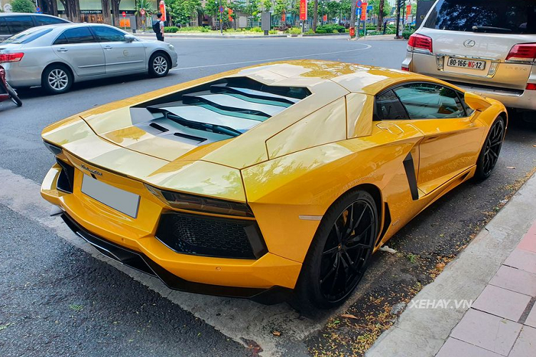 Cái tên Aventador được Lamborghini bắt nguồn từ tên của 1 chú bò tót nổi tiếng từng tham gia trận đấu vào tháng 10/1993 tại Saragossa Arena. Đây là mẫu xe chứa đựng rất nhiều tham vọng của hãng siêu xe Ý trong việc kế thừa mẫu xe danh tiếng Murcielago.