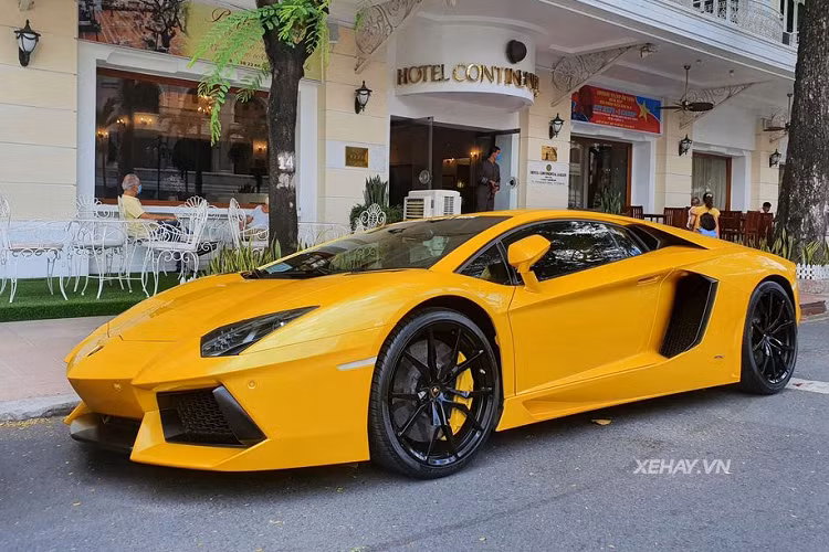 Chính vì vậy, ngoài ngôn ngữ mang đậm nét Lamborghini ở các góc cạnh và đường thẳng xung quanh xe, Aventador còn toát lên vẻ gì đó rất tương lai và không giống bất cứ một mẫu xe nào trên đường khác. Mức giá xe Lamborghini Aventador tại Việt Nam hiện từ khoảng hơn 20 tỷ đồng.