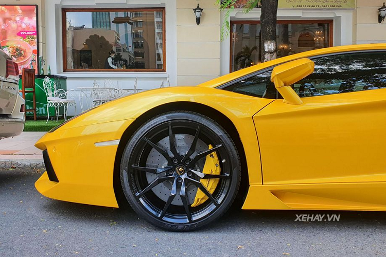 Chưa bàn tới thiết kế, chi tiết đã khiến Lamborghini Aventador "hớp hồn" mọi tín đồ thể thao và tốc độ chính là khối động cơ được đặt ở phía sau xe. Cụ thể, chiếc xe này sử dụng khối động cơ V12, dung tích 6,5 lít, sản sinh công suất tối đa 700 mã lực và mô-men xoắn cực đại 690 Nm.