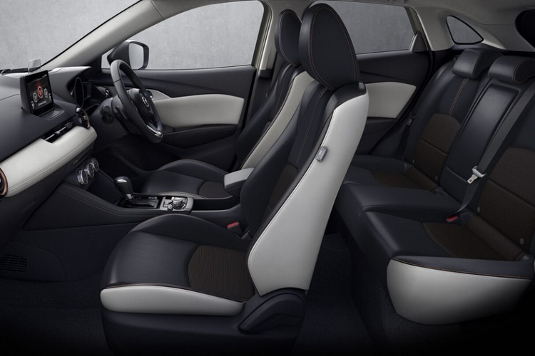 Không chỉ phong cách hơn, Mazda CX-3 Super Edgy 2022 còn có những trang bị ngoại thất tiêu chuẩn đầy đủ như đèn pha LED thích ứng, đèn sương mù LED và bộ vành hợp kim 18 inch màu đen. Thêm vào đó là những phụ kiện ngoại thất màu đen bóng như trên cản trước, cánh lướt gió bên sườn, viền hốc bánh và ốp gương chiếu hậu.