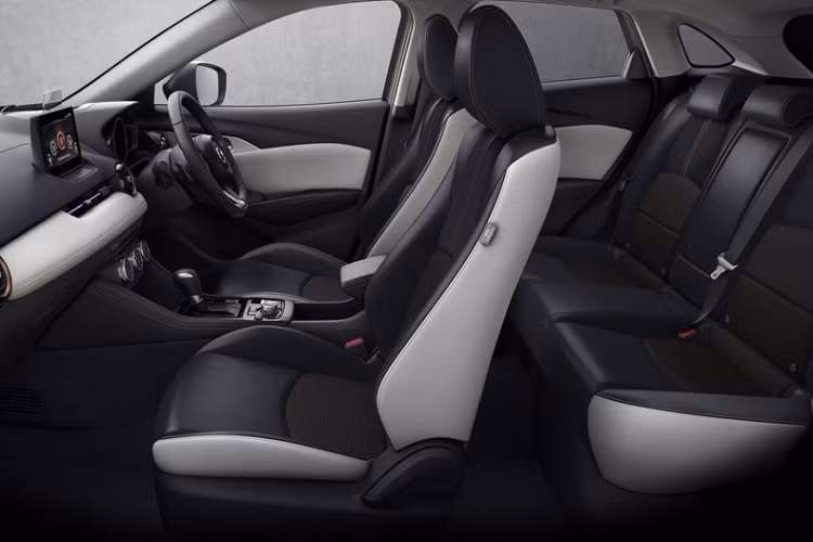 Không chỉ phong cách hơn, Mazda CX-3 Super Edgy 2022 còn có những trang bị ngoại thất tiêu chuẩn đầy đủ như đèn pha LED thích ứng, đèn sương mù LED và bộ vành hợp kim 18 inch màu đen. Thêm vào đó là những phụ kiện ngoại thất màu đen bóng như trên cản trước, cánh lướt gió bên sườn, viền hốc bánh và ốp gương chiếu hậu.