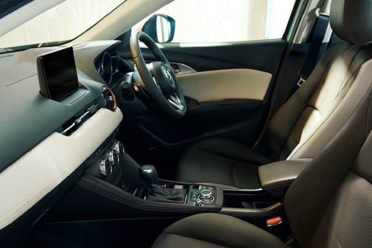 Bên trong Mazda CX-3 Super Edgy 2022 là không gian nội thất bọc da nhân tạo giống da lộn và phối 2 màu đen - trắng. Bên cạnh đó là những điểm nhấn màu đồng ở ghế và viền cửa gió điều hòa.