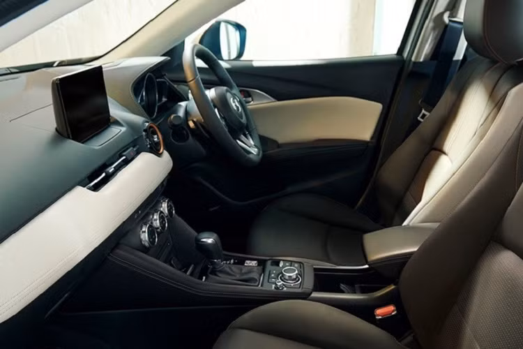 Bên trong Mazda CX-3 Super Edgy 2022 là không gian nội thất bọc da nhân tạo giống da lộn và phối 2 màu đen - trắng. Bên cạnh đó là những điểm nhấn màu đồng ở ghế và viền cửa gió điều hòa.