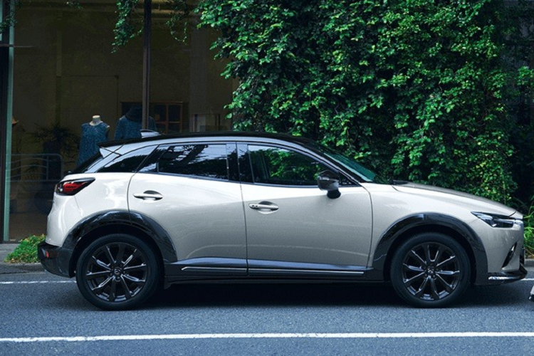 Đầu tiên là sơn ngoại thất phối 2 màu tiêu chuẩn với nóc màu đen. Khi mua Mazda CX-3 Super Edgy 2022, khách hàng Nhật Bản có thể chọn 1 trong 4 màu sơn ngoại thất, bao gồm trắng ngà - nóc đen, đỏ - nóc đen, trắng - nóc đen và xám - nóc đen. Các cột của xe cũng được sơn màu đen, tạo hiệu ứng "nóc lơ lửng" thời thượng cho mẫu crossover cỡ B này.