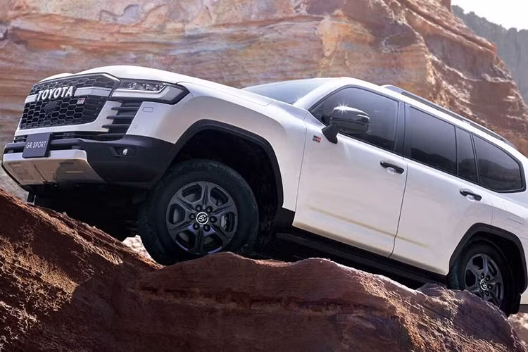 Được thiết kế nhằm mục đích đưa trải nghiệm lái off-road lên một tầm cao mới, Land Cruiser GR Sport có đến ba khóa vi sai tương ứng ở phía trước, trung tâm và phía sau.