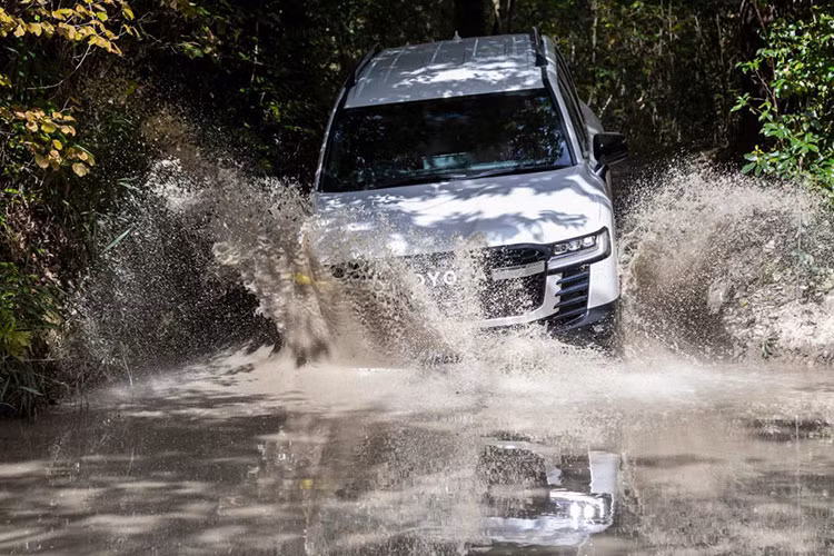 Không chỉ vậy, bộ khung trên Toyota Land Cruiser 2022 còn được tuyên bố là nhẹ hơn đáng kể so với phiên bản trước, trong khi vẫn duy trì trọng tâm thấp và tỷ lệ phân bổ trọng lượng trước/sau lý tưởng nhất.