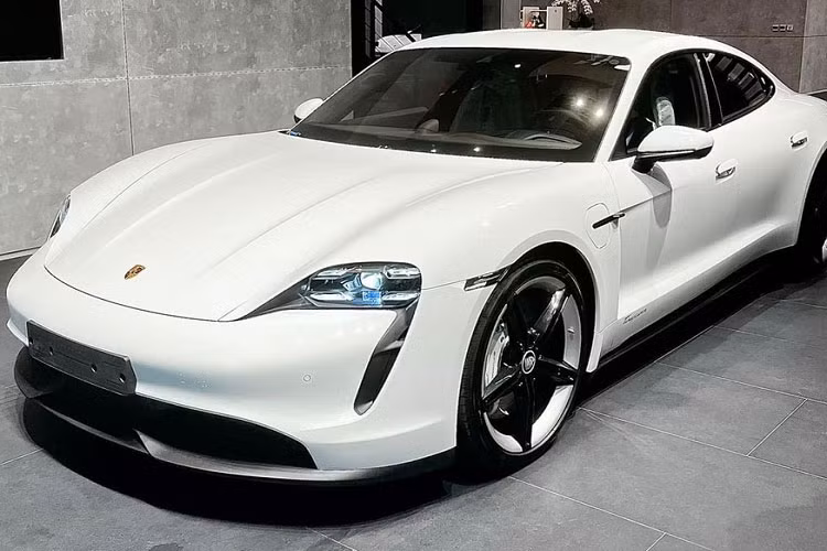 Về ngoài hình, chiếc xe điện Porsche Taycan của Đoàn Di Băng sở hữu ngoại thất màu trắng muốt cùng bộ mâm 5 chấu kép kích thước 21 inch màu đen kết hợp với viền và cùm phanh màu trắng. Xe có kích thước dài x rộng x cao là 4.974 mm x 1.967 mm 1.412 mm.