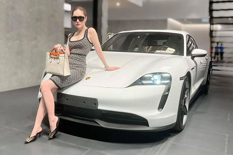 Hiện giá xe Porsche Taycan chạy điện chính hãng tại Việt Nam bán ra từ 4,76 tỷ đồng cho bản tiêu chuẩn, phiên bản Taycan 4S sẽ có giá 5,72 tỷ đồng, kế đến là Porsche Taycan Turbo có giá 7,96 tỷ đồng và cuối cùng là Porsche bản Taycan Turbo S được chào bán lên đến 9,55 tỷ đồng.