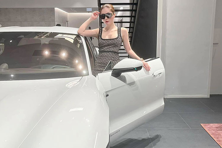 Một thú vị mà ca sĩ Đoàn Di Băng chia sẻ là chán chơi xe xăng nên chuyển qua chơi xe điện, cụm pin 79.2kW trên Porsche Taycan Turbo sẽ giúp xe có khả năng di chuyển quãng đường dài 499 km rồi mới sạc pin đầy trở lại. Đây là thông số từ nhà sản xuất và người sử dụng phải tính toán thật kỹ nếu muốn mang xe đi xa. 