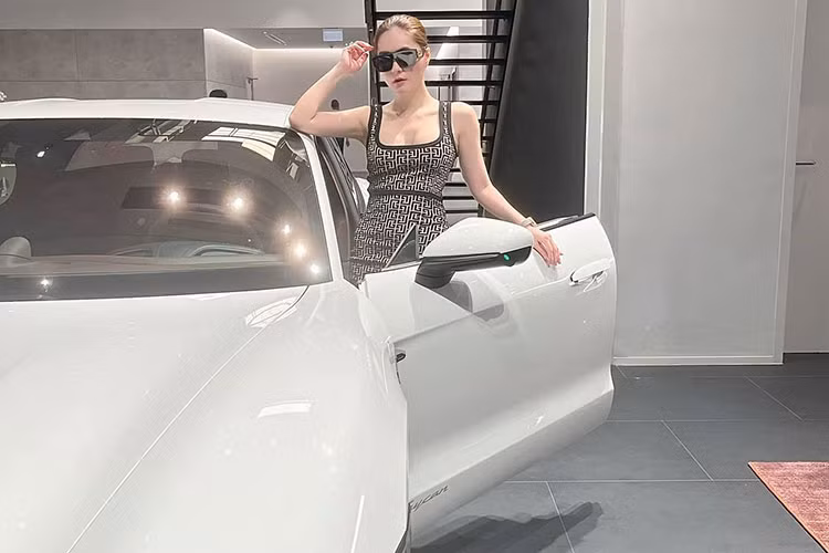 Một thú vị mà ca sĩ Đoàn Di Băng chia sẻ là chán chơi xe xăng nên chuyển qua chơi xe điện, cụm pin 79.2kW trên Porsche Taycan Turbo sẽ giúp xe có khả năng di chuyển quãng đường dài 499 km rồi mới sạc pin đầy trở lại. Đây là thông số từ nhà sản xuất và người sử dụng phải tính toán thật kỹ nếu muốn mang xe đi xa. 