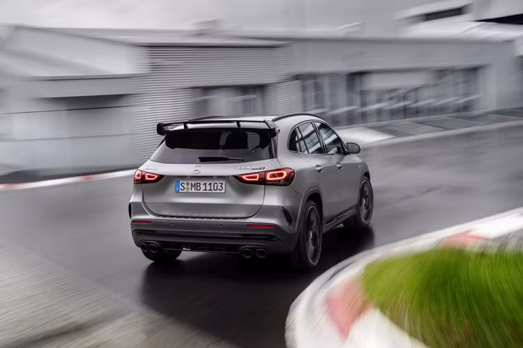 Ngoài việc có nội công thâm hậu, dòng xe Mercedes-AMG GLA 45s 4Matic+ 2021 còn gây ấn tượng mạnh ở thiết kế với lưới tản nhiệt thể thao AMG, cản va trước cùng hốc gió tạo thành sự liền mạch trong tổng thể diện mạo xe.