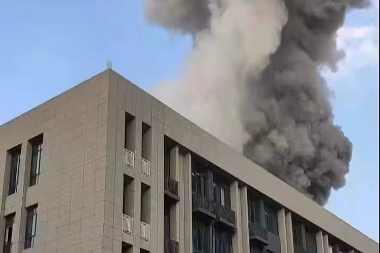 Phong nghien cuu truong dai hoc o Trung Quoc phat no