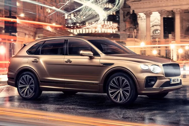 SUV siêu sang Bentley Bentayga Hybrid là một trong 2 mẫu xe PHEV mà hãng xe sang Anh quốc giới thiệu trong năm nay. Trước đó, Bentley từng công bố kế hoạch sẽ "điện hóa" toàn bộ dải sản phẩm của mình vào năm 2023 và trình làng mẫu xe điện đầu tiên trong năm 2025
