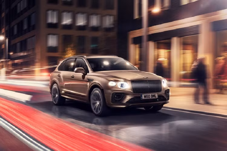 Những trang bị tiện nghi đáng chú ý ở Bentayga đời 2021 cũng xuất hiện trên phiên bản Hybrid, đó là hệ thống thông tin giải trí hỗ trợ kết nối Apple CarPlay không dây, màn hình cảm ứng 10,9 inch, bảng đồng hồ điện tử, hiển thị vận tốc trên kính lái HUD, sạc điện thoại không dây...