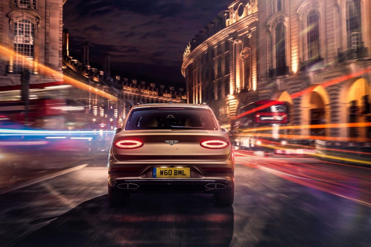 Những chi tiết ngoại thất nổi bật khác của chiếc Bentayga PHEV còn có đường viền quanh thân xe được sơn đen, la-zăng hợp kim 22 inch thiết kế đa chấu, logo Hybrid bên hông xe...