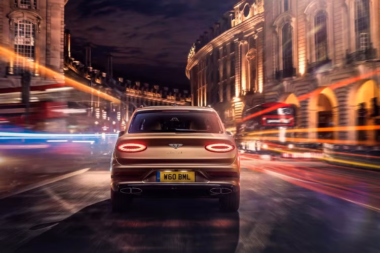 Những chi tiết ngoại thất nổi bật khác của chiếc Bentayga PHEV còn có đường viền quanh thân xe được sơn đen, la-zăng hợp kim 22 inch thiết kế đa chấu, logo Hybrid bên hông xe...