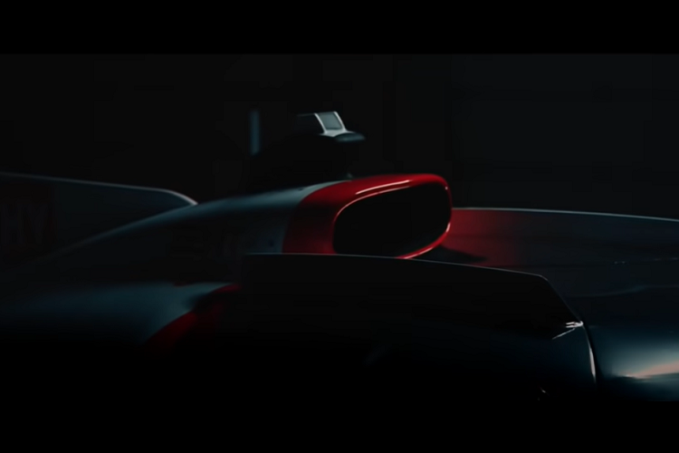 Cụ thể, nguyên mẫu xe đua 4WD có lắp đặt một động cơ tăng áp kép V6 dung tích 3.5 lít truyền 671 mã lực tới bánh sau, cùng với một mô tơ điện (MGU) truyền tải thêm 268 mã lực tới bánh trước. Tuy nhiên, thay vì cộng công suất của hai nguồn lực, tổng công suất của xe đã được giới hạn ở 671 mã lực. So sánh với người tiền nhiệm cũng là xe hybrid TS050, chiếc Toyota GR010 hybrid mới sản sinh yếu hơn 32% mã lực và nặng hơn 162 kg.