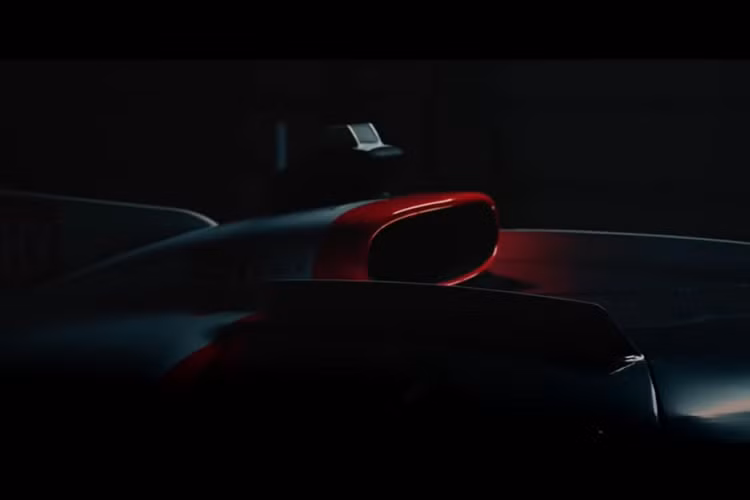 Cụ thể, nguyên mẫu xe đua 4WD có lắp đặt một động cơ tăng áp kép V6 dung tích 3.5 lít truyền 671 mã lực tới bánh sau, cùng với một mô tơ điện (MGU) truyền tải thêm 268 mã lực tới bánh trước. Tuy nhiên, thay vì cộng công suất của hai nguồn lực, tổng công suất của xe đã được giới hạn ở 671 mã lực. So sánh với người tiền nhiệm cũng là xe hybrid TS050, chiếc Toyota GR010 hybrid mới sản sinh yếu hơn 32% mã lực và nặng hơn 162 kg.