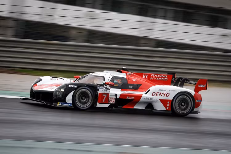 Trong khi hầu hết chúng ta sẽ không bao giờ có cơ hội lái một chiếc xe đua Le Mans, ông Hisatake Murata, chủ tịch đội đua Toyota, nói rõ rằng các công nghệ có trên xe đua mới sẽ được sàng lọc cho xe đi đường phố trong tương lai.