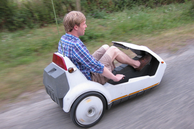 Không cần phải nói, thực tế là việc ra mắt diễn ra vào một ngày tháng Giêng, trên đỉnh đồi với băng và tuyết trên đường, đã không giúp ích được gì. Các phương tiện truyền thông đã vùi dập chiếc xe 3 bánh chạy điện, và kèm với đó là cả Sinclair. Tại thời điểm đó, vì tự tin rằng C5 là tương lai và ước tính sản xuất 100.000 chiếc trong năm đầu tiên và 500.000 chiếc sau đó, Sinclair đã có 14.000 chiếc được chế tạo hoàn chỉnh, đóng hộp, và sẵn sàng xuất xưởng.