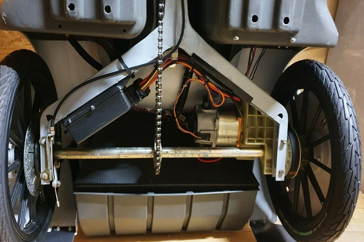 Chính sự mong đợi điên rồ đó đã định trước số phận của chiếc C5 nhỏ bé, khi nó được ra mắt lần đầu tiên vào ngày 10/1/1985 tại Cung điện Alexandra ở Bắc London. Sự kiện ra mắt đã diễn ra một cách hào nhoáng, với một số cô gái xinh đẹp lái xe vào hội trường bằng phương tiện trông giống như xe đồ chơi. Đó chính là Sinclair C5, ở dạng sản xuất: một chiếc xe 3 bánh 1 chỗ ngồi, gầm cực kỳ sát mặt đất, không được bảo vệ khỏi các yếu tố tự nhiên, hầu như không có tầm nhìn trên đường, và không mang đến lợi ích thật sự để dùng trên đường giao thông công cộng.