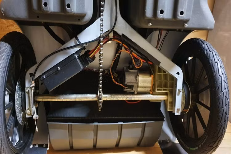 Chính sự mong đợi điên rồ đó đã định trước số phận của chiếc C5 nhỏ bé, khi nó được ra mắt lần đầu tiên vào ngày 10/1/1985 tại Cung điện Alexandra ở Bắc London. Sự kiện ra mắt đã diễn ra một cách hào nhoáng, với một số cô gái xinh đẹp lái xe vào hội trường bằng phương tiện trông giống như xe đồ chơi. Đó chính là Sinclair C5, ở dạng sản xuất: một chiếc xe 3 bánh 1 chỗ ngồi, gầm cực kỳ sát mặt đất, không được bảo vệ khỏi các yếu tố tự nhiên, hầu như không có tầm nhìn trên đường, và không mang đến lợi ích thật sự để dùng trên đường giao thông công cộng.