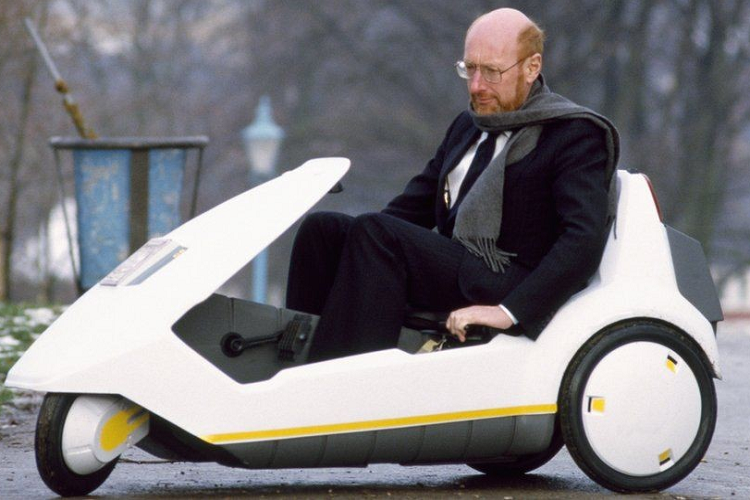 Vào ngày 16/9/2021, Clive Sinclair, một nhà phát minh và doanh nhân sáng tạo lỗi lạc, người được phong tước Hiệp Sĩ cao quý, cha đẻ của máy tính bỏ túi, TV bỏ túi, máy chơi game màu và xe điện Sinclair C5 đã qua đời ở tuổi 81. Các phương tiện truyền thông Anh Quốc thường mô tả ông là một người cực kỳ thông minh, như thể ông có hai bộ não thay vì một.