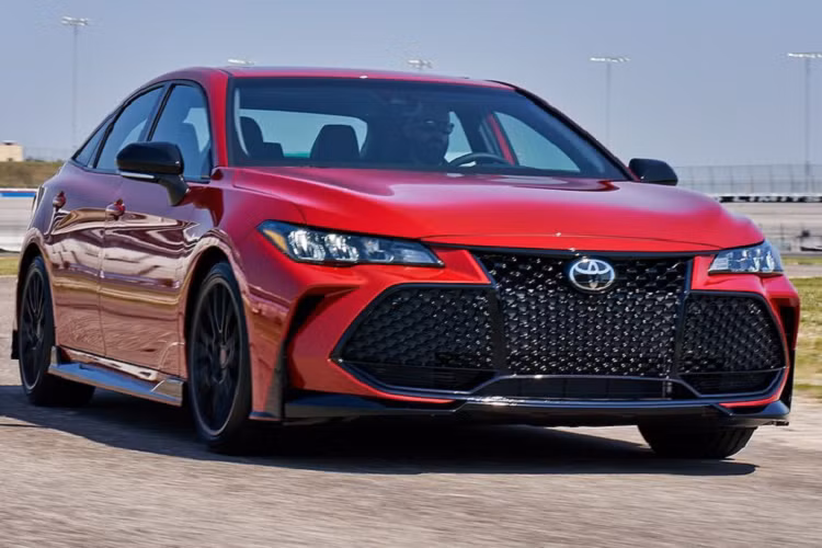  6. Toyota Avalon Toyota Avalon là chiếc sedan duy nhất xuất hiện trong danh sách của năm nay. Mẫu xe này thậm chí còn không nằm trong danh sách top 10 xe của năm ngoái nhưng bất ngờ vươn lên vị trí thứ 6 trong năm nay. Giống như Tahoe, có 3,9% xe trong danh sách được nghiên đã đạt tỷ lệ có khả năng cán mốc 200.000 dặm và vẫn hoạt động ổn định.