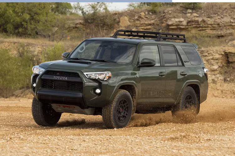  5. Toyota 4Runner Toyota 4Runner là một chiến binh thực thụ trong giới SUV với sự bền bỉ được chứng minh qua nhiều thập kỉ. 4Runner được xây dựng như một chiếc SUV khung sườn cổ điển với động cơ V6 mạnh mẽ. Mẫu xe này đứng thứ 8 trong danh sách này năm ngoái nhưng đã nhảy lên vị trí thứ 5 lần này. Nghiên cứu cho thấy 4,1% xe đủ chỉ tiêu.