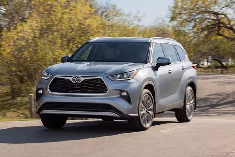  8. Toyota Highlander Hybrid Highlander Hybrid thế hệ mới đã chứng minh rằng một hệ thống truyền động hybrid có thể vận hành bền bỉ không thua kém những loại động cơ truyền thống. Mặc dù vậy, Highlander Hybrid năm nay lại tụt hạng từ vị trí thứ 5 xuống vị trí thứ 8. Mẫu xe đạt điểm số 3,8%.