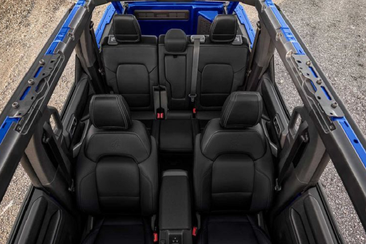 Giá xe Ford Bronco First Edition bán ra từ 59.305 USD (khoảng 1,377 tỷ đồng) cho bản hai cửa và 63.500 USD (khoảng 1,475 tỷ đồng) cho bản bốn cửa, đã gồm phí vận chuyển 1.495 USD (khoảng 34,7 triệu đồng).