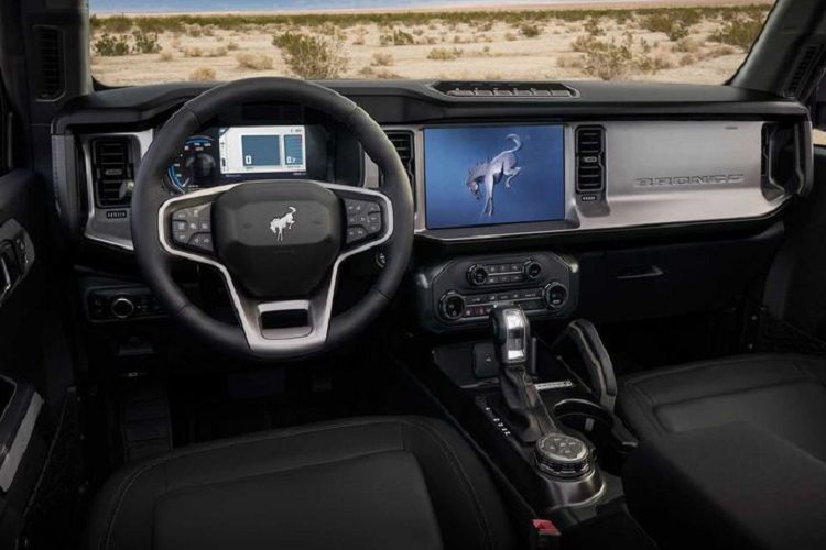 Ford Bronco First Edition 2021 có 5 lựa chọn sơn ngoại thất là Lightning Blue, Area 51, Rapid Red Metallic Tinted Clearcoat, Cactus Grey và Cyber Orange Metallic Tri-Coat. Tuy nhiên, chỉ có màu Lightning Blue là được cung cấp độc quyền trên Bronco First Edition.