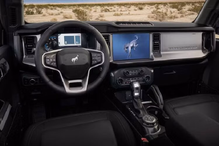 Ford Bronco First Edition 2021 có 5 lựa chọn sơn ngoại thất là Lightning Blue, Area 51, Rapid Red Metallic Tinted Clearcoat, Cactus Grey và Cyber Orange Metallic Tri-Coat. Tuy nhiên, chỉ có màu Lightning Blue là được cung cấp độc quyền trên Bronco First Edition.