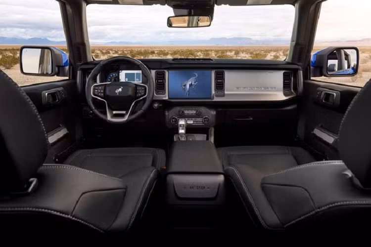 Bronco First Edition được trang bị động cơ tăng áp kép V6 2.7L mạnh mẽ của Ford, sản sinh công suất 310 mã lực và mô-men xoắn cực đại 542Nm, kết hợp hộp sô tự động 10 cấp.