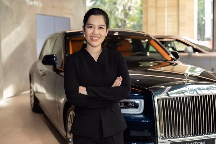 Để chào mừng sự kiện này, những phiên bản xe siêu sang Rolls-Royce mới nhất cũng lần đầu tiên được trưng bày tại showroom – Phantom - biểu tượng đỉnh cao của thương hiệu và New Ghost thế hệ mới bốn cửa, sở hữu thiết kế tối giản và đề cao sự tinh tế.