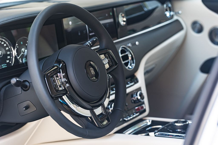 Khách hàng có thể thỏa sức sáng tạo những tác phẩm của riêng mình, bằng trí tưởng tượng không giới hạn của mỗi cá nhân, bên cạnh 44,000 màu ngoại thất có sẵn từ thương hiệu.