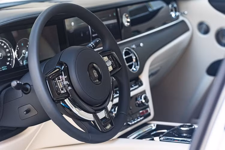 Khách hàng có thể thỏa sức sáng tạo những tác phẩm của riêng mình, bằng trí tưởng tượng không giới hạn của mỗi cá nhân, bên cạnh 44,000 màu ngoại thất có sẵn từ thương hiệu.