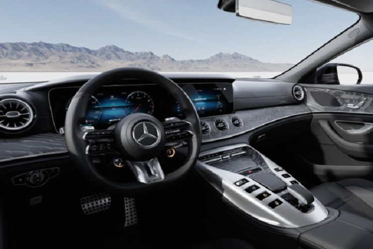 Về thiết kế, Mercedes-AMG GT 53 4MATIC+ thế hệ mới sở hữu một số tính năng khác biệt như bộ la-zăng 7 chấu kép AMG 21 inch, cùng tùy chọn bộ tem thể thao chạy dọc thân xe màu vàng, bạc và đen.