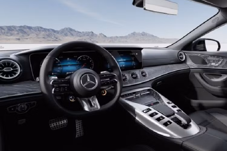 Về thiết kế, Mercedes-AMG GT 53 4MATIC+ thế hệ mới sở hữu một số tính năng khác biệt như bộ la-zăng 7 chấu kép AMG 21 inch, cùng tùy chọn bộ tem thể thao chạy dọc thân xe màu vàng, bạc và đen.