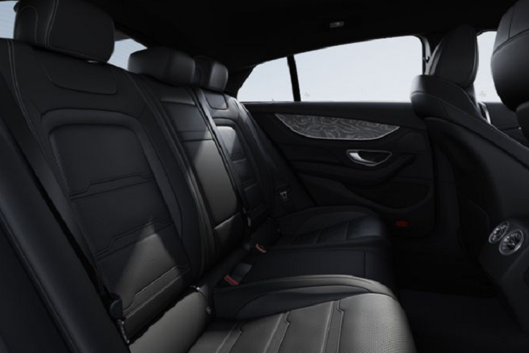 Xe vẫn được trang bị bảng đồng hồ kỹ thuật số 12.3 inch và màn hình giải trí trung tâm 12.3 inch nhưng giờ đây được tích hợp thêm hệ điều hành MBUX. Ngoài ra, Mercedes-AMG GT 53 4MATIC+ facelift còn có vô lăng mới với 2 phím điều chỉnh chức năng vận hành AMG.