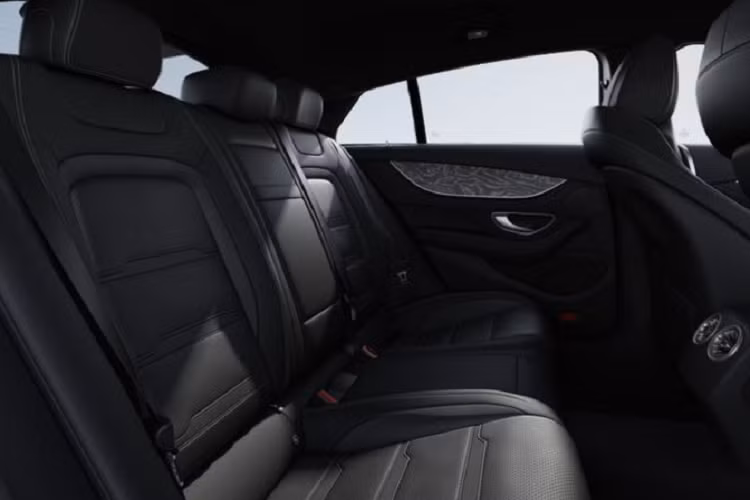 Xe vẫn được trang bị bảng đồng hồ kỹ thuật số 12.3 inch và màn hình giải trí trung tâm 12.3 inch nhưng giờ đây được tích hợp thêm hệ điều hành MBUX. Ngoài ra, Mercedes-AMG GT 53 4MATIC+ facelift còn có vô lăng mới với 2 phím điều chỉnh chức năng vận hành AMG.