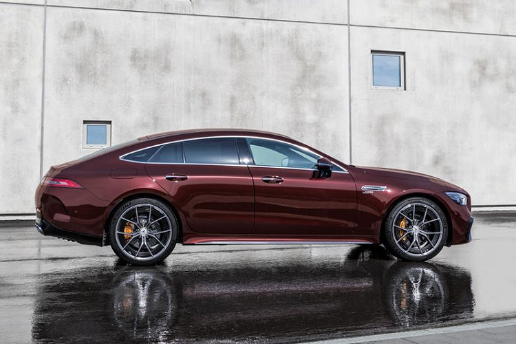 Tuy nhiên, thay đổi đáng chú ý nhất chính là sự xuất hiện của hàng ghế sau dạng băng ghế với 3 chỗ ngồi (tùy chọn) thay vì kiểu 2 ghế độc lập có bệ sạc không dây ở giữa như trước. Tại Việt Nam, AMG GT 53 4MATIC+ facelift chỉ có duy nhất một lựa chọn bọc nội thất là da Nappa màu đen.