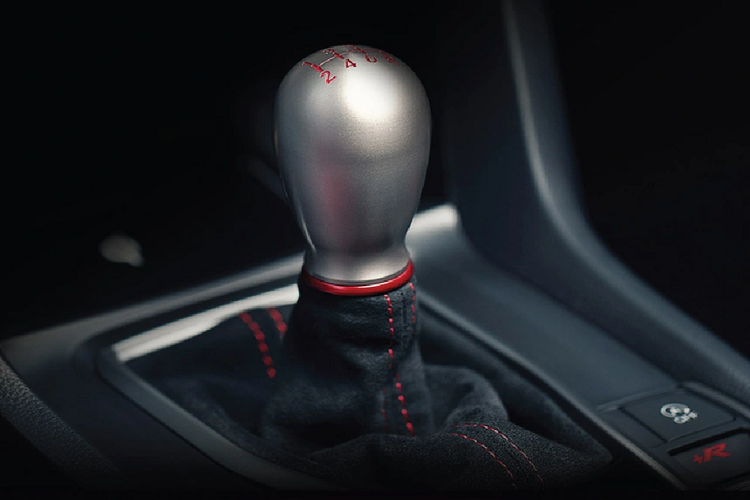 Xe vẫn có 3 chế độ lái Comfort, Sport và +R, đi kèm tính năng giả lập tiếng động cơ Active Sound Control tương ứng với từng chế độ lái. Hệ thống phanh có hiệu năng phanh ở tốc độ cao tốt hơn.